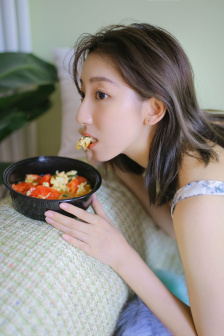 韩国女主播青草吃雪糕